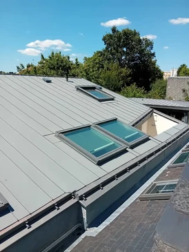 Fenêtre de toit Velux intégrée dans une toiture en tuiles