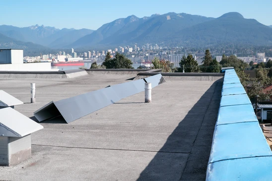 Toit plat avec membrane d'étanchéité EPDM noire